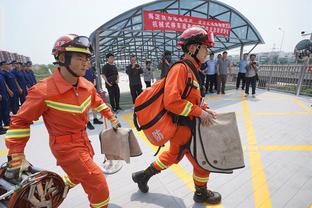 马竞新赛季主场球衣谍照：条纹内有渐变设计，回归旧款队徽