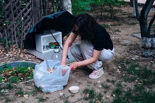 太阳报：老特拉福德餐食混入生鸡肉致观众不适，卫生评级降到最低